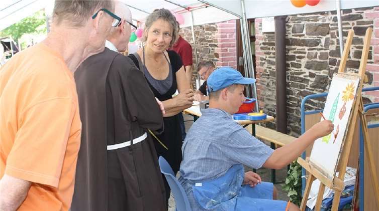 Dem Künstler einmal über die Schulter schauen.Am Stand der Maler war das möglich.