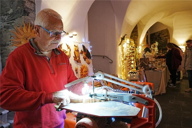 Dem Kunsthandwerker konnte bei der Herstellung von Intarsien Arbeiten über die Schultern geschaut werden. 