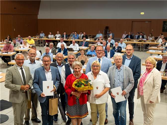 Dem Landkreis Neuwied werden die von Landrat Achim Hallerbach gewürdigten und verabschiedeten Mitglieder des Kreistages auch weiterhin verbunden bleiben.  Foto: Martin Boden/Kreisverwaltung Neuwied