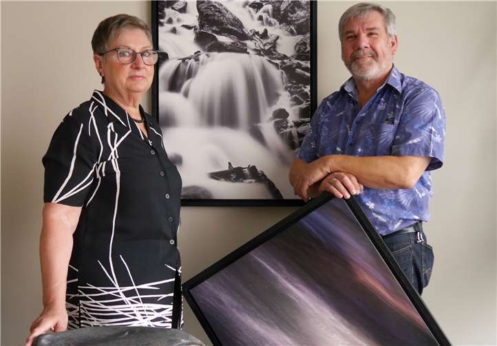 Dem „Lebensfluss“ widmen die kreisstädtischen Künstler Beate Niepel (links) und Dietmar Simsheuser (rechts) ihre gemeinsame Ausstellung im Hospiz.Copyright: Hospiz-Verein Rhein-Ahr