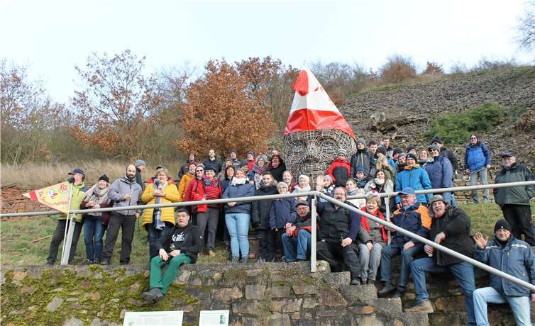 Dem Mesenicher Wahrzeichen wurde auch in diesem Jahr die übergroße Narrenkappe aufgesetzt. Foto: privat