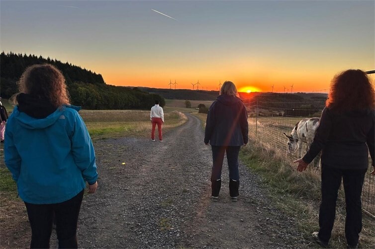 Dem Motto entsprechend: Sonnenaufgang während der Yoga-Wanderung