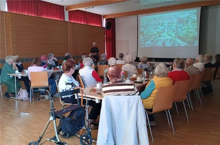 Dem Referenten dankten die 26 begeisterten Senioren und das Seniorenteam mit reichlich Applaus und einem kleinen Präsent. Foto: privat