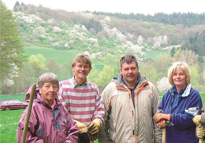 Dem Riesen-Bärenklau (Heracleum mantegazzianum, Syn.: Heracleum giganteum) auf der Spur: v.li. Gerburg Lübbertsmeier, Christoph VanBerg, Erwin Plath, Anke Haas, Annette Damian, Marc Engelke. Marc Engelke