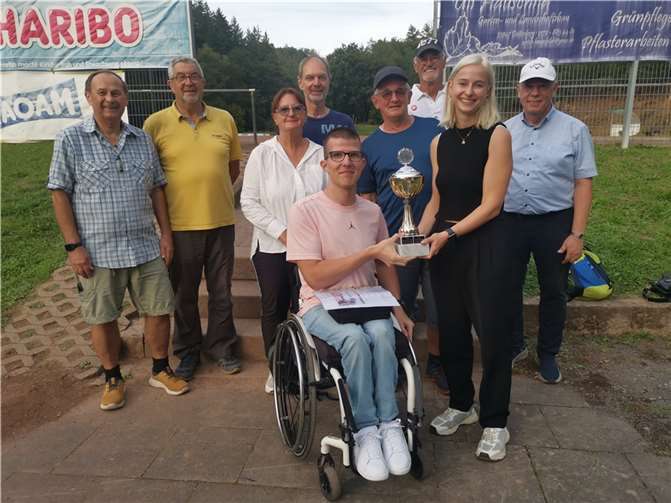 Dem Rollstuhlsportler Jannis Honnef konnte ein namhafter Betrag überreicht werden.  Foto: SV Leubsdorf