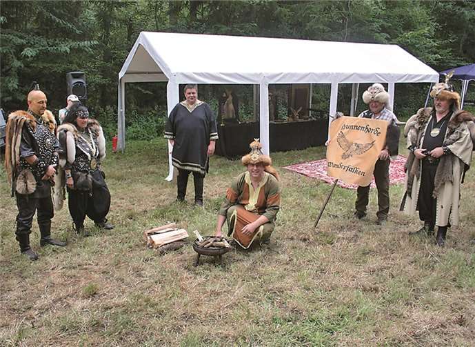 Dem Schirmherrn des ersten Hunnentreffens in Wehr, Bürgermeister Johannes Bell, war es vorbehalten, das hl. Feuer zu entzünden, worüber sie Fürst Atakam (links) auch sehr freute.