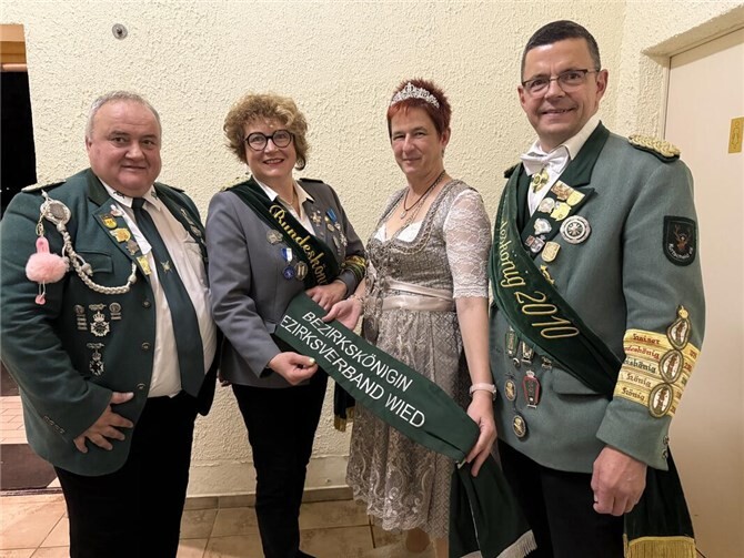 Dem Schützenbezirksverband Wied im Diözesanverband Trier war die Schärpe der Bezirkskönigin des Jahres 2022, Andrea Reiprich, nämlich eine Spende zugunsten des Projekts „Frauen in Not“ wert. Foto: privat