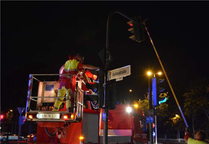 Dem Schwertransport musste erst Platz für die Durchfahrt geschaffen werden.