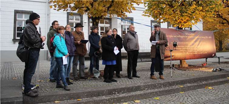 Dem „Stolpergang“ ging eine Einführung auf dem Kirchplatz voraus. HG