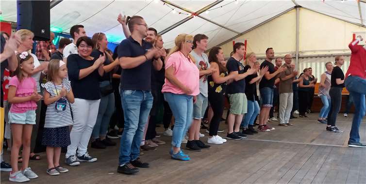 Dem Tanzlehrerpaar Stefan und Josi gelang es in Rekordzeit, die anwesenden Mitglieder des Rheinbreitbacher Junggesellenvereins zum Mitmachen zu animieren.Foto: privat