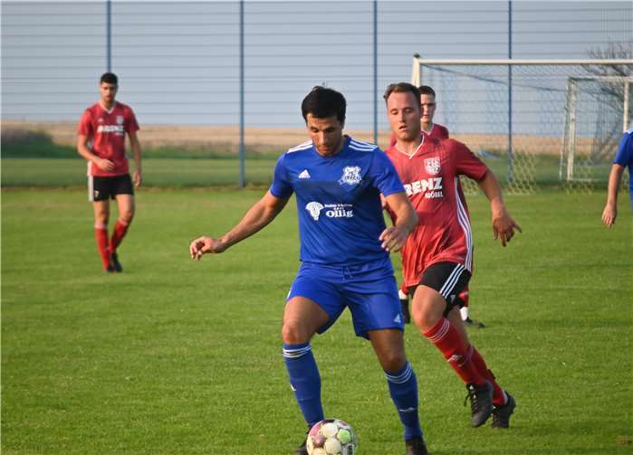 Dem TuS Mayen (rechts Tim Krechel) bot die SG Maifeld-Elztal (am Ball Nico Steinbach) lange Zeit Paroli.