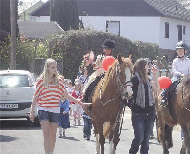 Dem Umzug vorweg ritt das Maipaar auf zwei Pferden.