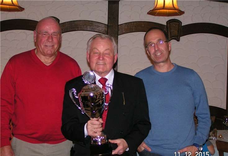 Dem Vereinsmeister Dieter Burdak wurde bei der Jahresabschlussfeier der Vereinspokal übergeben.  privat