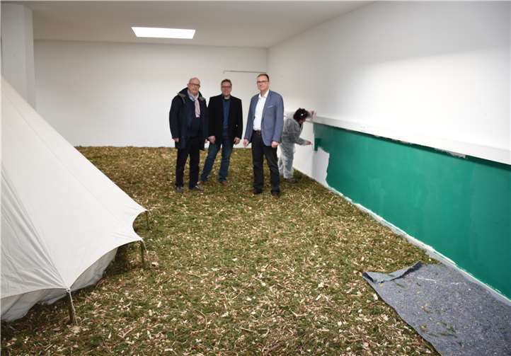 Dem Wald gewidmet ist dieser Raum den sich Stadtbürgermeister Michael Kessler von links sowie Stefan Groß und Werner Prümm von der Verwaltung anschauen.