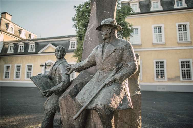 Dem bedeutenden Naturforscher Maximilian zu Wied, der Anfang des 19. Jahrhunderts Nord- und Südamerika bereiste, wurde vor dem Neuwieder Schlosstheater ein Denkmal gesetzt.Foto: Simon Zimpfer