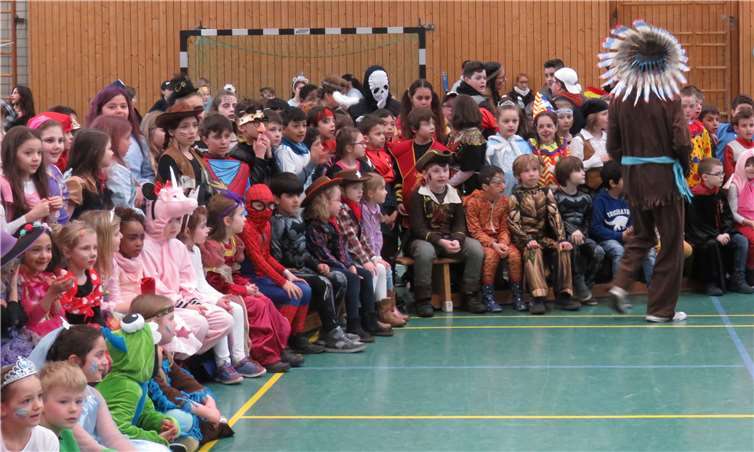 Dem diesjährigen Motto: „Wilder Westen“ angepasst waren viele Lehrer und Schüler als Indianer oder Cowboys verkleidet oder in anderen fantasievollen Kostümen unterwegs.Fotos: privat