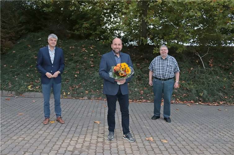 Dem frisch gebackenen Ortsbürgermeister von Maxsain und Zürbach Andre Philippi (Mitte) gratulieren links: Klaus Müller (Bürgermeister der VG Selters) und rechts der Vereins- und Fraktionsvorsitzende der VG-FWG Hanno Steindorf.Foto: privat