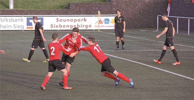 Dem frühen Jubel und einer klaren Führung der Mannschaft des VfL Rheinbach folgte zum Schluss noch eine Zitterpartie.privat