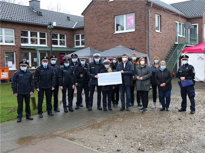 Dem katholischen Pfarrzentrum St. Kunibert in Swisttal-Heimerzheim, vertreten durch Pater Marek Madej, wurde eine Spende in Höhe von 500 Euro durch Anwärterinnen und Anwärter des Bundespolizeiaus- und -fortbildungszentrums Swisttal übergeben.Foto: privat
