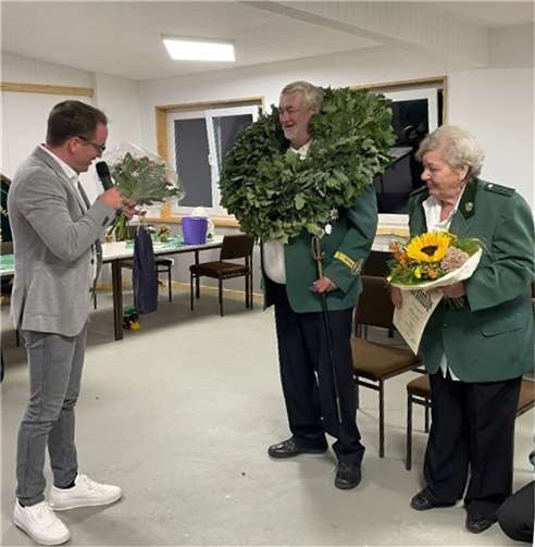 Dem neuen Schützenkönig Rainer, hier mit Gattin, gratulierte Bürgermeister Marcel Caspers.  Foto: Schützenbruderschaft