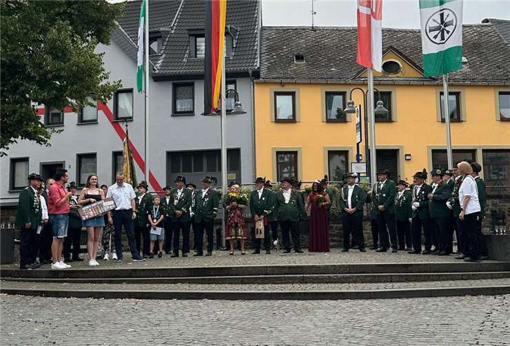 Dem neuen Schützenkönig und den weiteren Majestäten gratuliert.  Foto: privat