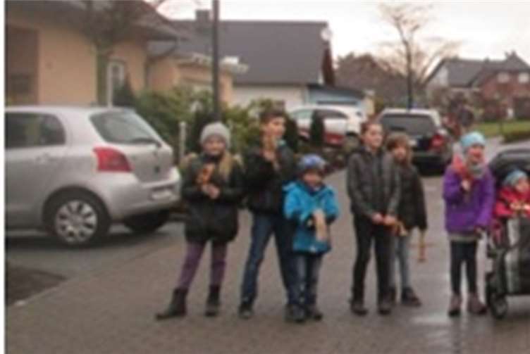 Dem schlechten Wetter zum Trotz zogen die Kinder am Karfreitag mit Klappern durchs Dorf. privat