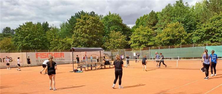 Dem städtischen Gymnasium wurden für die 12er Klassen mit ihrem Lehrer Tobias Sankat zwei Plätze für Schulsport-Tennis zur Verfügung gestellt. Foto: privat