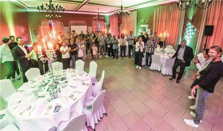 Dem verdienten Spieler und Trainer Dietmar „Didi“ Schwolow bereiteten über 60 treue Anhänger einen großen Bahnhof.  Fotos: Fahrig