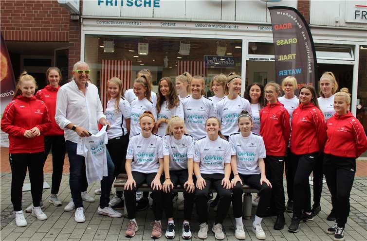 Demetrius Papadopoulos von Optik Fritsche aus Meckenheim sponserte die neuen Trikots.Fotos: privat