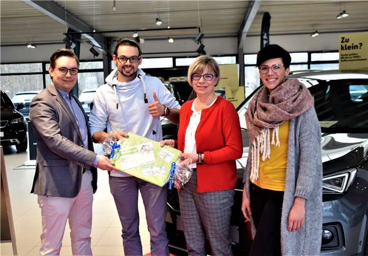 Demir Durgutovic kann sein Glück bei der Preisübergabe kaum fassen.Foto: EICH