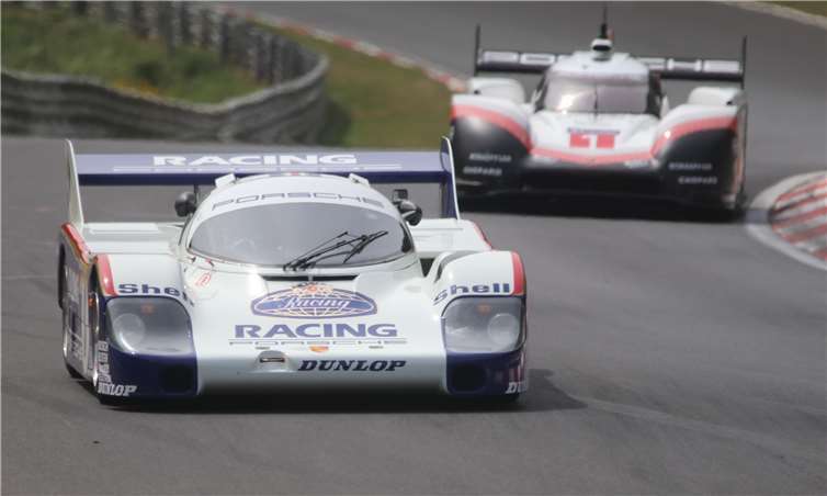 Mit 369 km/h über die Döttinger Höhe Demo-Fahrt beim 24 h-Rennen im Bereich Klostertal., hier der Bellof-Porsche Typ 956 C vor dem Porsche Hybrid 919 Evo.Ridder