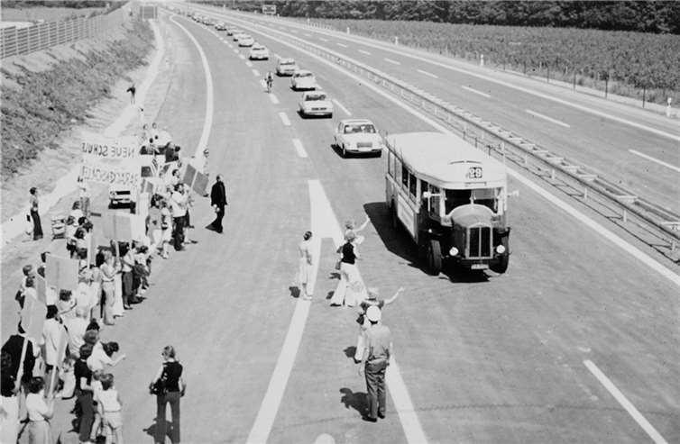 Demo auf der Autobahn: Die CDU-Frauen setzten sich gemeinsam mit Eltern für weiterführende Schulen in Meckenheim ein. privat