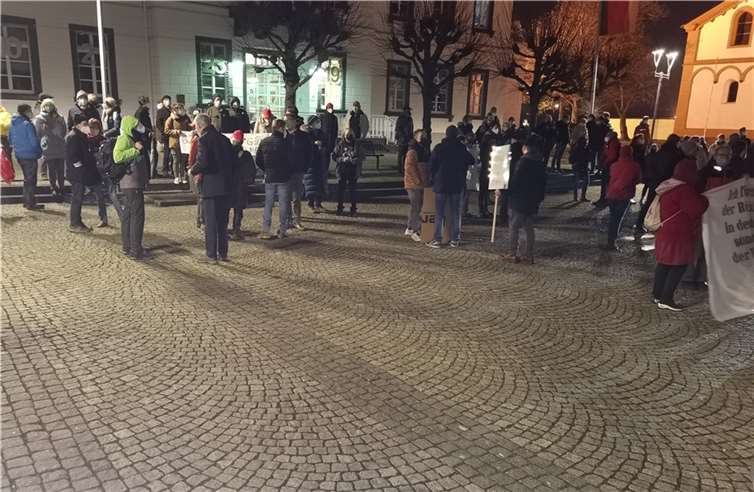 Demogeschehen auf dem Kirchplatz.  Foto: BL