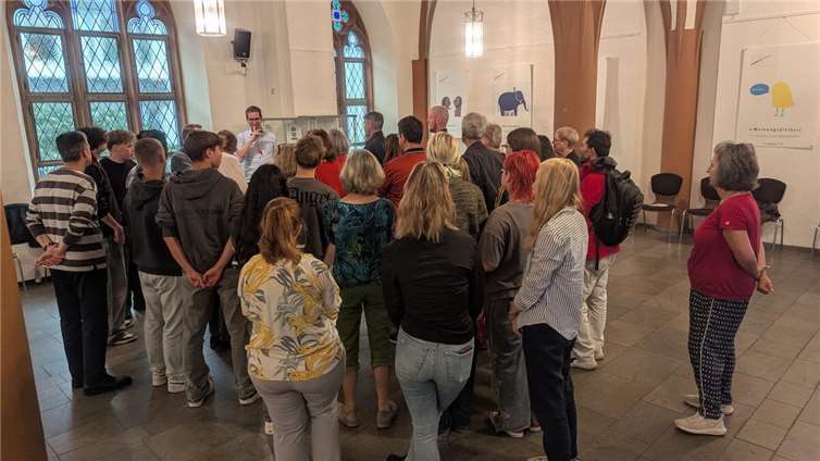 Demokratie bringt die Menschen in Bewegung und kann schon mal Muskelkater verursachen. Das haben die Teilnehmer des Trainings „Demokratie-Fitness“ erlebt, zu dem die Volkshochschulen der VG Montabaur und des Westerwaldkreises bei der „Langen Nacht der Demokratie“ eingeladen hatten. (Bild: Westerwaldkreis / Alexandra Tscheche)