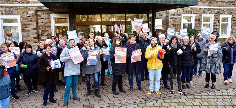 Demonstranten an der Dr. von Ehrenwall’sche Klinik in Ahrweiler. Foto: KG