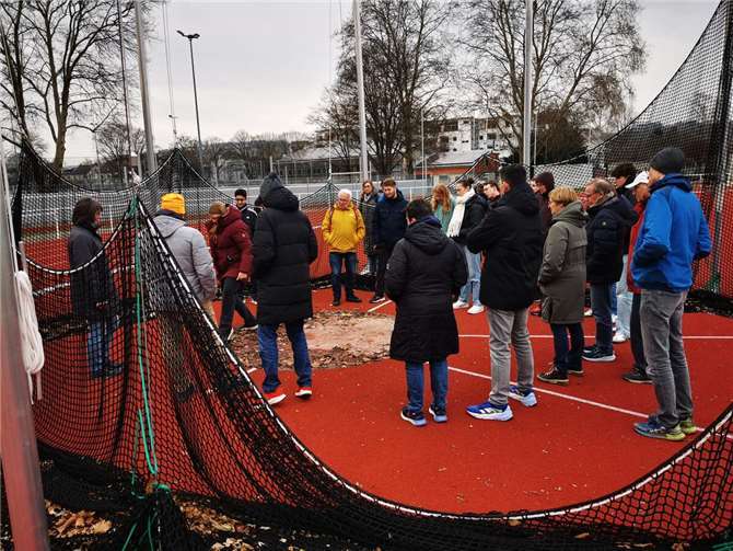 Demonstration der Regeln für die angehenden Kampfrichter im Diskuswurfring. Foto: LG Kreis Ahrweiler