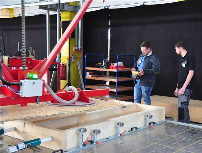 Demonstration des Millimeter genauen Arbeitens mit den Präzisionsmaschinen.