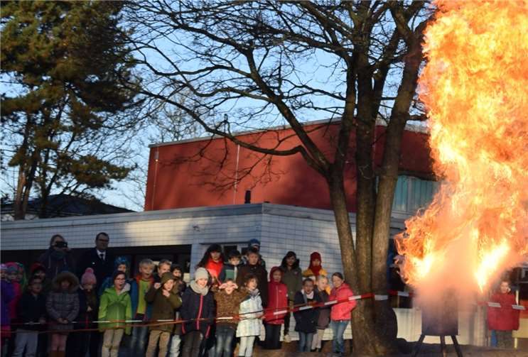 Demonstration einer Fettexplosion auf dem Schulhof der Gemeinschaftsgrundschule Sürster Weg.