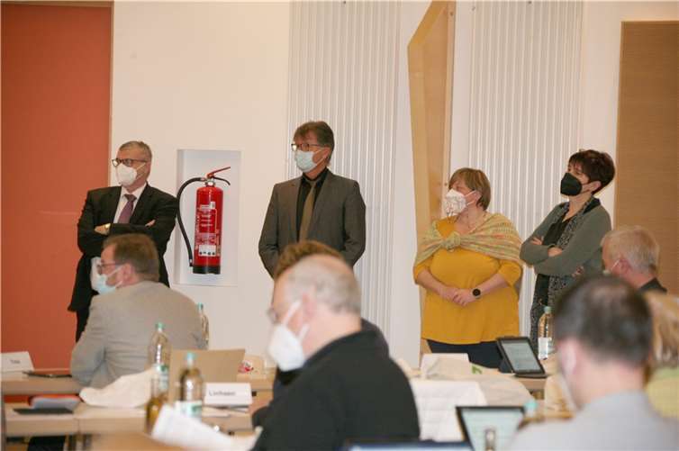 Demonstrativ auf Besucherplätzen: Die Kreisspitze bei ihrer Entlastung für das Geschäftsjahr 2020. Fotos: WEC