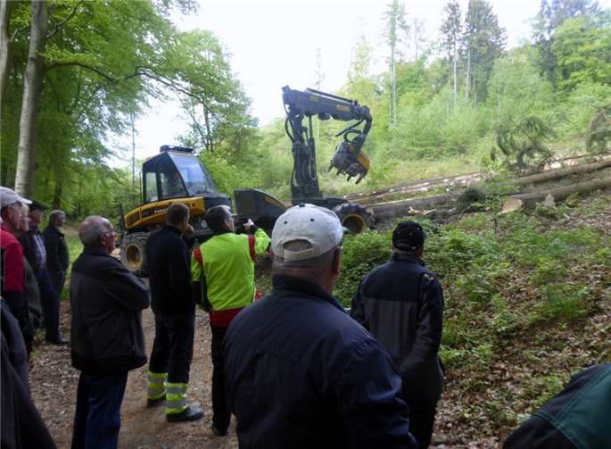 Demonstriert wurde der Einsatz eines Harvesters.  privat