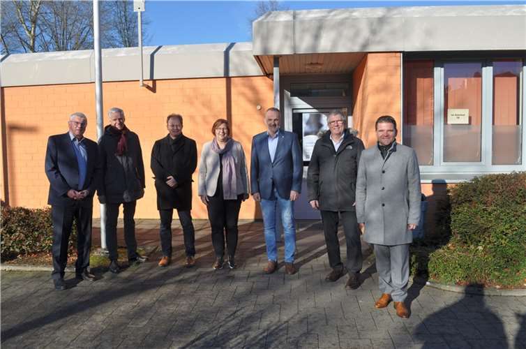 Demonstrierten ihre Gemeinsamkeit im Kampf gegen das Coronavirus: (v.l.) Landrat Sebastian Schuster, Dr. Rolf Schumacher, Bürgermeister der Gemeinde Alfter, Dr. Michael Rudersdorf, Dezernent Bevölkerungsschutz beim Rhein-Sieg-Kreis, Petra Kalkbrenner, Bürgermeisterin der Gemeinde Swisttal, Jörg Schmidt, Bürgermeister der Gemeinde Wachtberg, Christoph Becker, Bürgermeister der Stadt Bornheim und Holger Jung, Bürgermeister der Stadt Meckenheim (es fehlte Ludger Banken - Bürgermeister der Stadt Rheinbach). Foto: Stadt Meckenheim