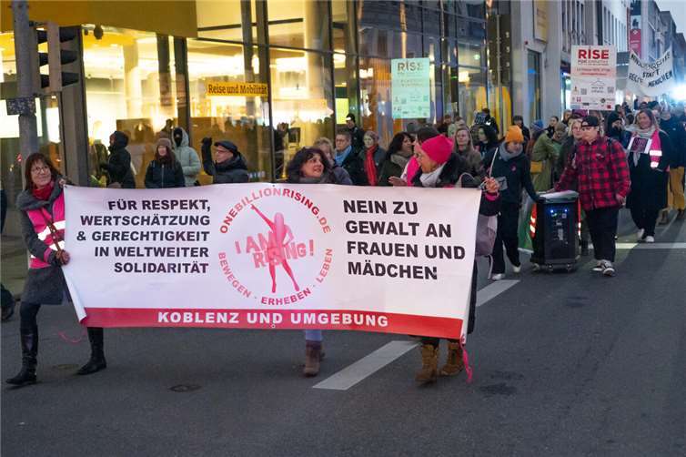 „One Billion Rising“ Tanzflashmob am Löhrrondell in Koblenz Demozug durch die Koblenzer Innenstadt.