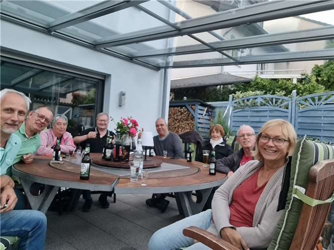 Den Absacker gab es am „runden Tisch“ in der Marienstraße. Foto: Kolping St. Martin/Schneider