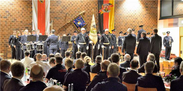 Den Abschluss bildete der „Große Zapfenstreich“, aufgeführt vom Musikzug der Feuerwehr Leubsdorf unter der musikalischen Leitung von Gerd Weber, sowie dem Spielmannszug der Freiwilligen Feuerwehr Asbach unter der Stabsführung von Michael Roski.