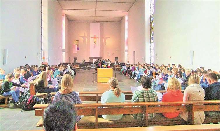 Den Abschluss der Einführungswoche feierten Pastor Schulte und Pastoralreferent Just mit den neuen Schülerinnen und Schülern, ihren Paten sowie den Klassenleitungen in der St. Albert-Kirche in Form eines Segnungsgottesdienstes. privat