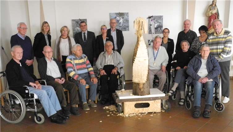 Den Abschluss des Bildhauerprojektes feierte man gemeinsam mit Bildhauer Rudolf P. Schneider, dem Vorstand des Fördervereins und der Geschäftsstellenleiterin der örtlichen Kreissparkasse. Foto: Martina Gruber