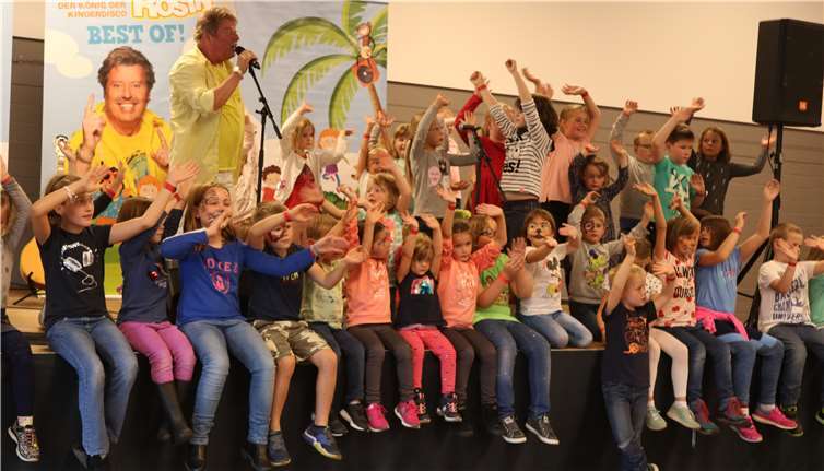 Den Abschluss des tollen Konzerts feierte Volker Rosin mit den Kindern gemeinsam auf der Bühne.Fotos: UP