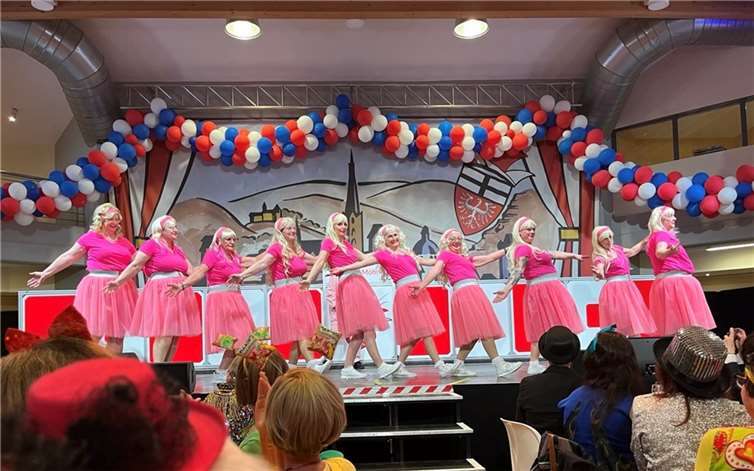 Den Abschluss dieser Weiberfastnachtssitzung bildete der gemeinsame Tanz der Möhnen, die diesmal als Barbiepuppen mit Freund Ken auftraten.