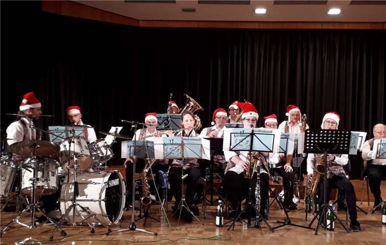 Den Abschluss gaben die Musiker noch mit der passenden Verkleidung zum Besten. Foto: Kirchdauner Dorf-Musikanten