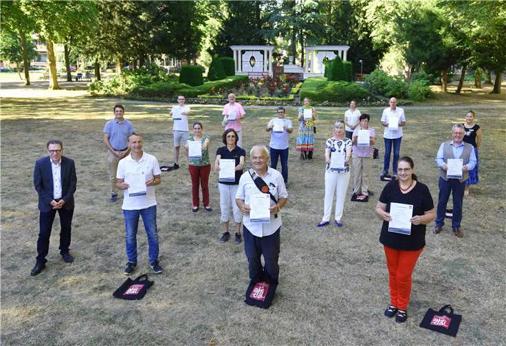 Den Absolventen gratulierten Geschäftsführer Jan Ritter (2. v. l.), Verkaufsleiterin Meike Carll (mittlere Reihe, 1. v. r.) und Ausbilder Heinz Schönewald (1. v. l.) vom Ahrtal-Tourismus sowie Andrea Mehlem (hinterste Reihe, 2. v. r.), Vorsitzende des Ahrtal-Gästeführer e. V. Foto: Martin Gausmann